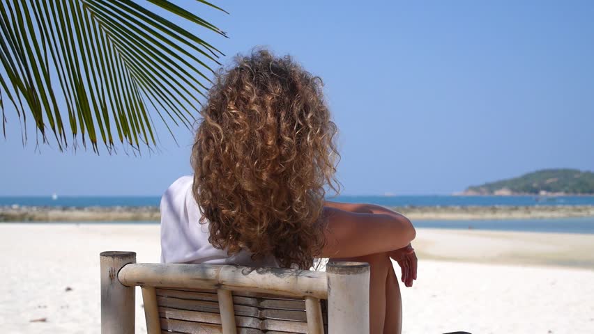 Сексуальная красотка с волнистыми волосами возле бассейна