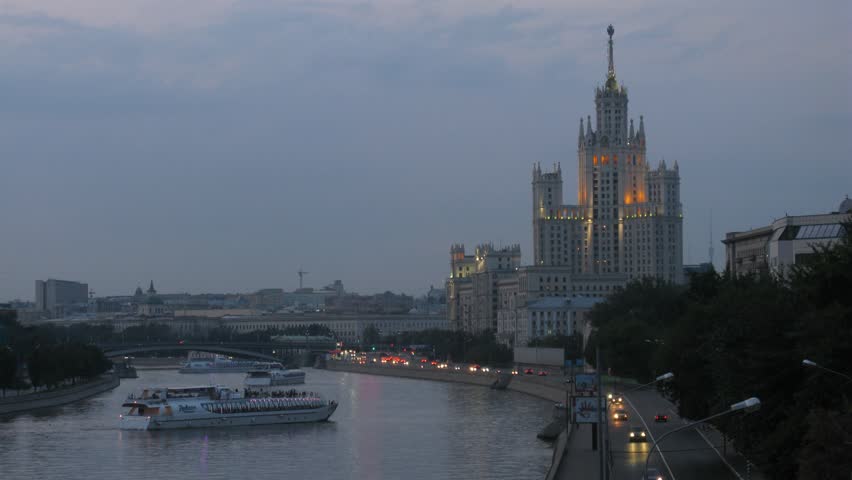 Inhabited skyscraper stands on Kotelnichesky quay near to road, time lapse
