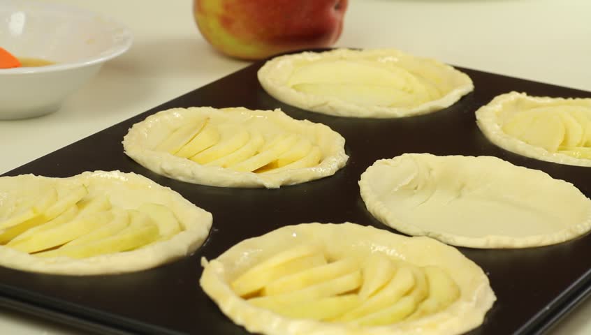 Placing apples and finishing mini apple pies (HD version)