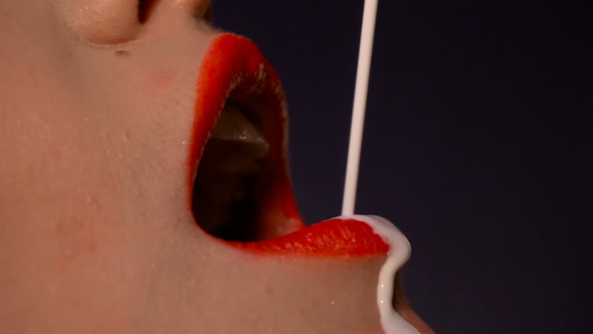 Златовласка AnnaReyHorny знает как заставить член брызнуть йогуртом в рот