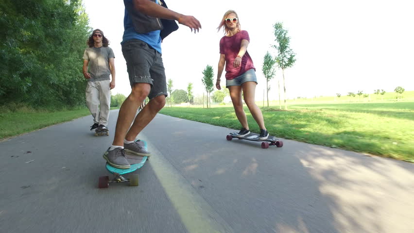 Teaser longboarding with major upskirt