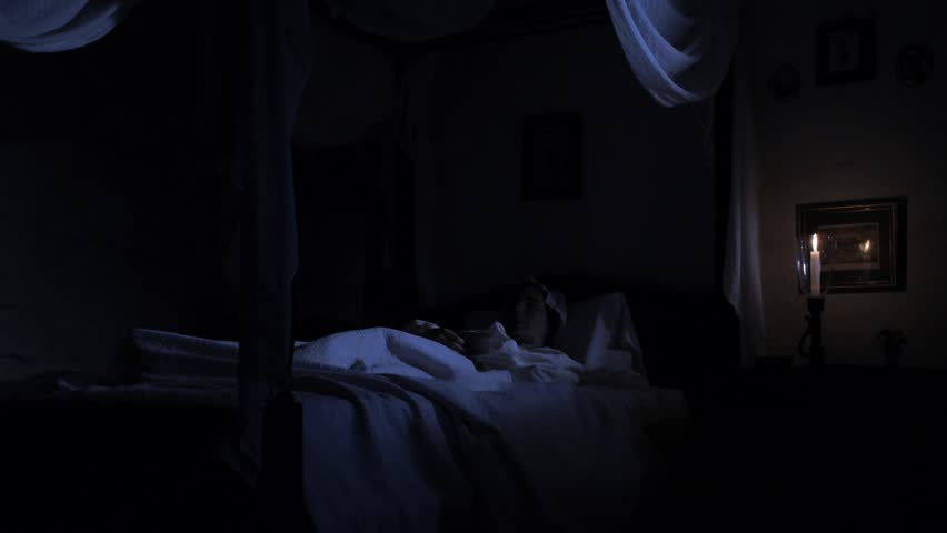 Фото короткостриженой бабы в темной комнате