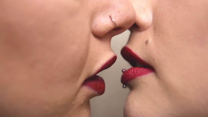 Lesbian deep kissing tribbing