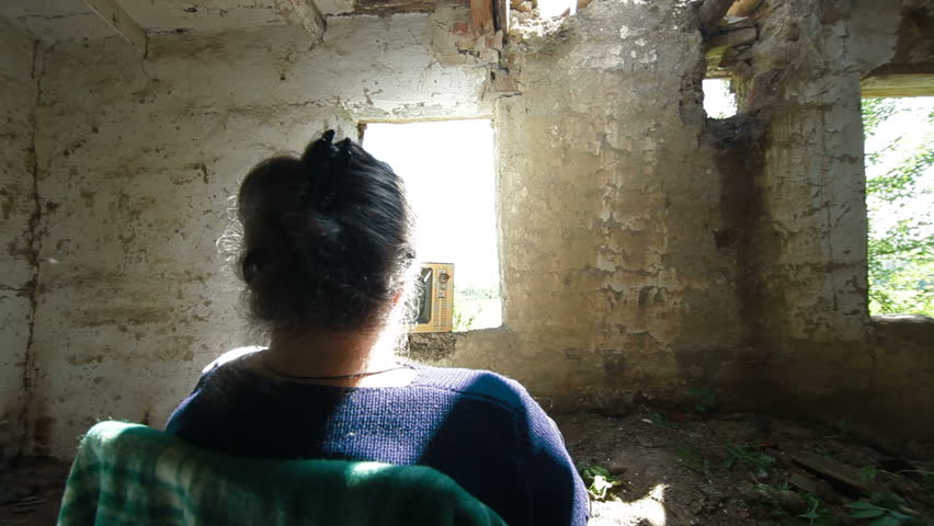 Old Woman, Old House, Old TV