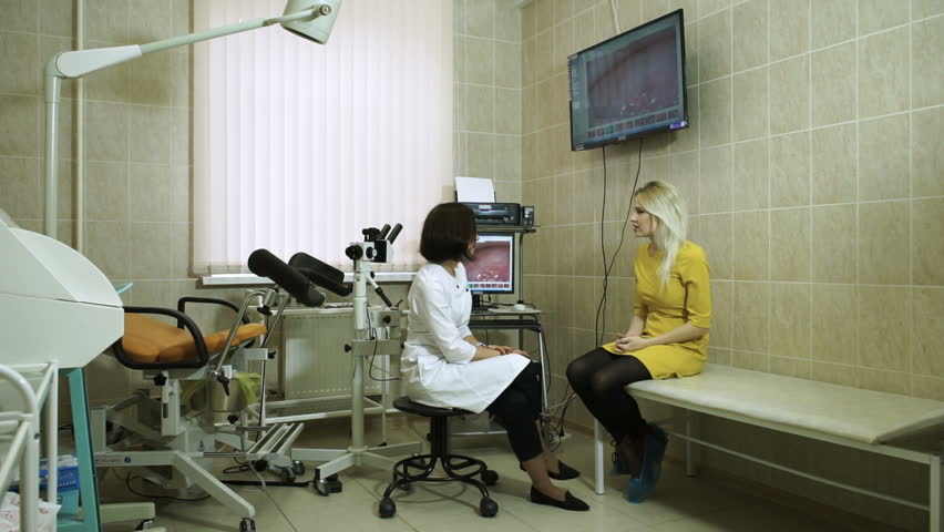 Гинеколог в очках заглянул в гладкую письку зрелки на гинекологическом кресле 