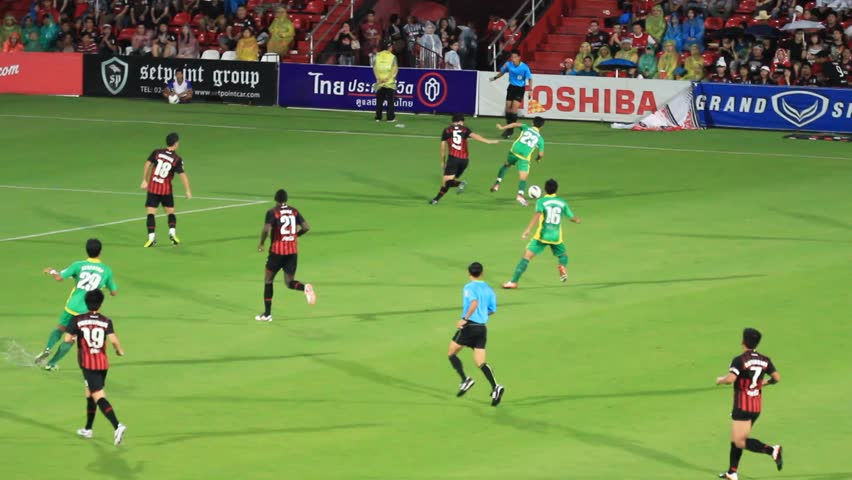BANGKOK THAILAND - JULY 15: Unidentified player in Thai Premier League (TPL) Between SCG Muangtohong Utd (R) VS TTM Changmai (G) at SCG Stadium on July 15,2012 in Bangkok, Thailand. 