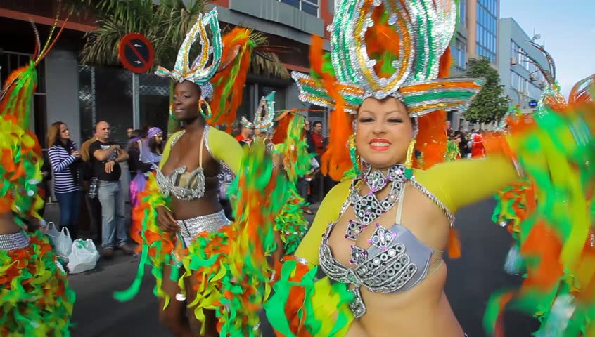 LAS PALMAS DE GRAN CANARIA, SPAIN - FEBRUARY 18: 200,000 masked revelers and a hundred or so festooned cars and floats in the Grande Parade (Gran Cabalgata ) of the Carnival February 18, 2012, Spain 
