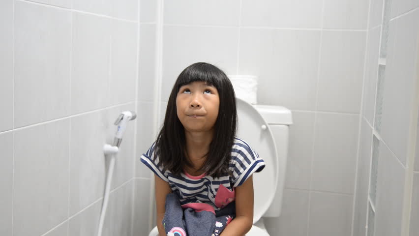 Молодая брюнетка писает раком в туалете