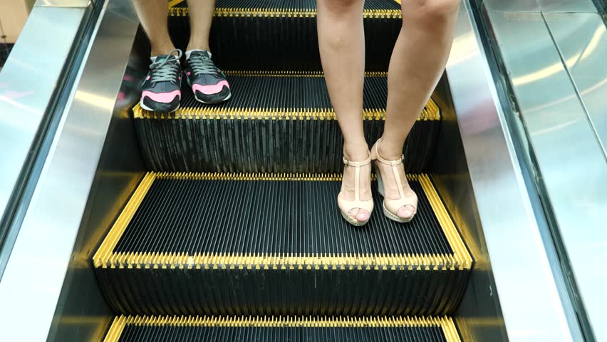На эскалаторе в метро подглядывают под юбки