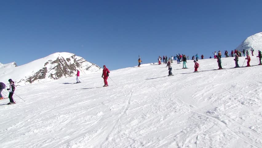 Ski school heads down the slopes 		in Avoriaz, in the Portes du Soleil, France
