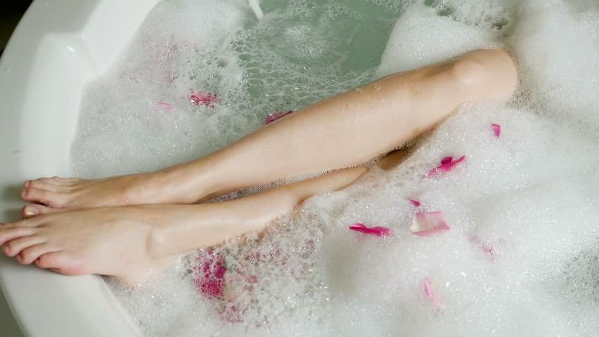 Волнующая фото эротика в ванне от девушки Kenna James