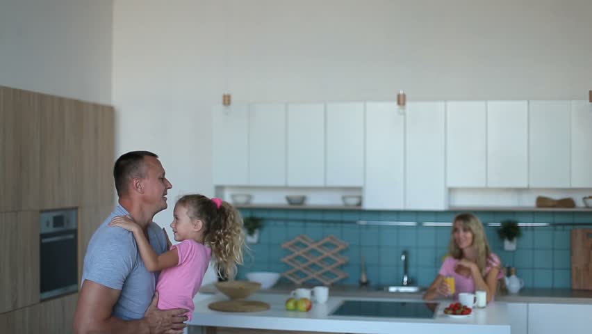 Папа трахает дочку пока мама занята своими делами на кухне