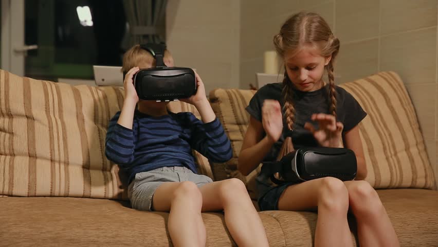 Сестры показали брату виртуальную реальность