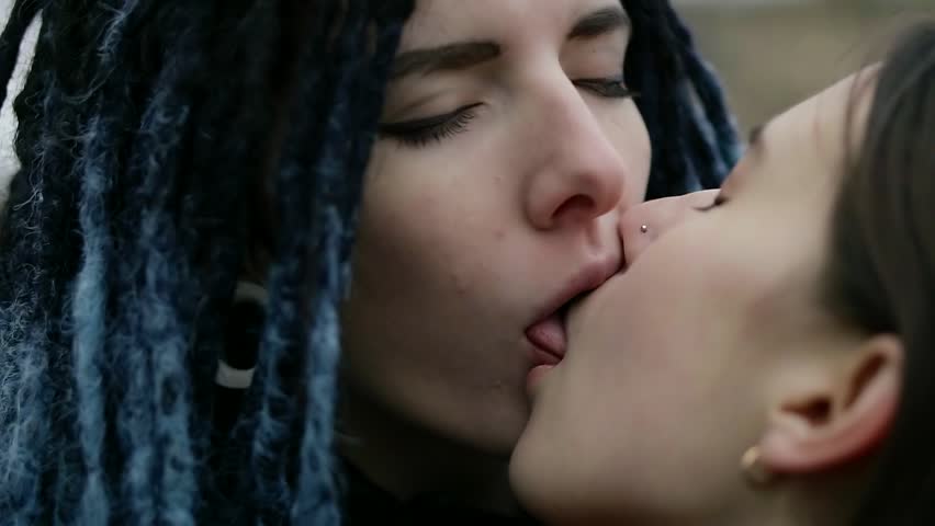 Tori sinclair lesbian kissing