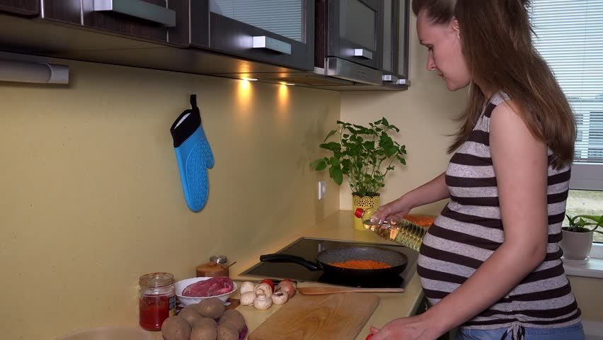 Голая беременная на кухне