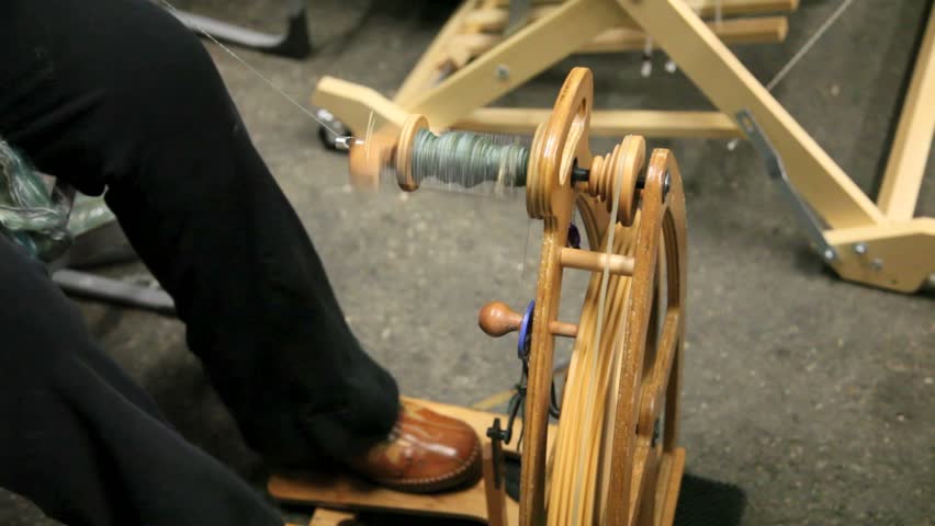 Hand spinning wool to yarn