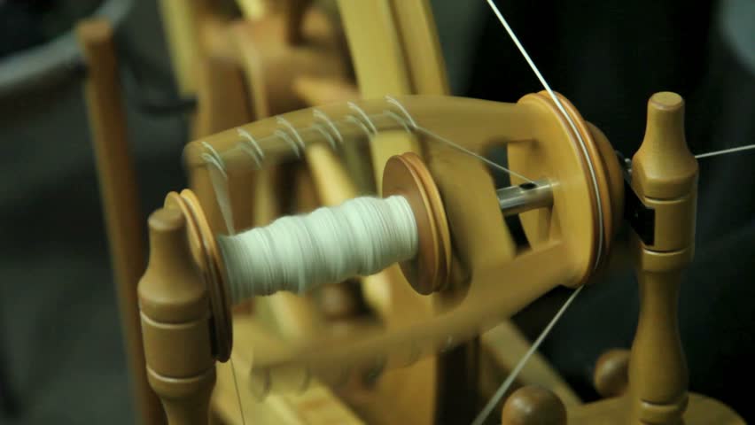 Hand spinning wool to yarn