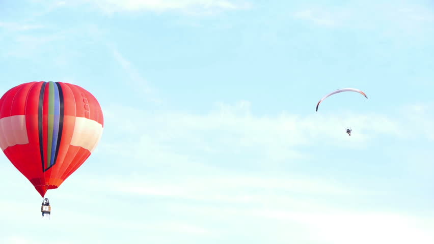 HD - Air balloon and Paraglider