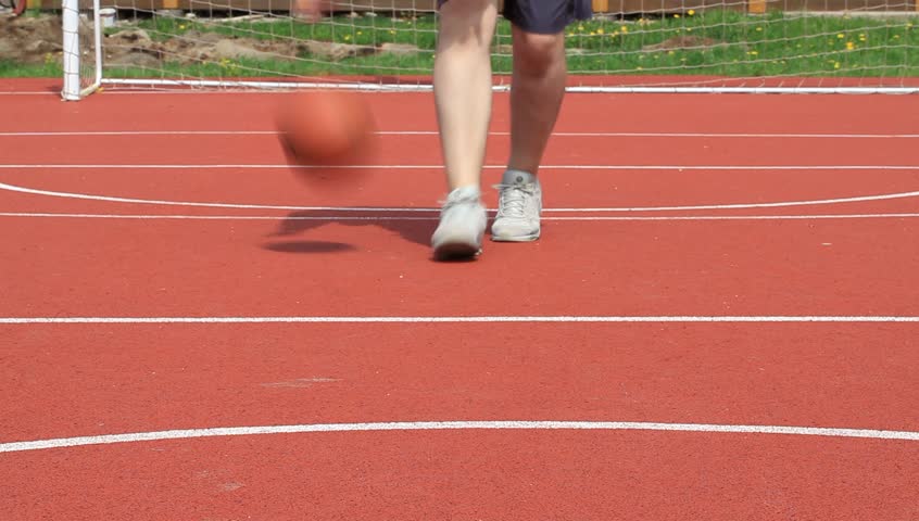 Basketball player with ball/episode 3/