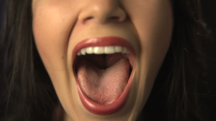 Голодная зрелая леди в любительском видео открыла рот для окончания партнёра