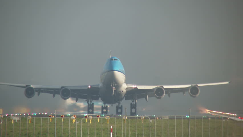4K: Jumbojet takeoff head on