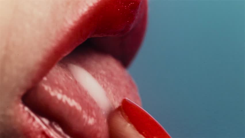 Brandi Love получает в рот много спермы от парня после секса.