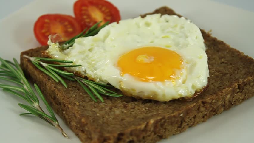 fried egg on rye bread