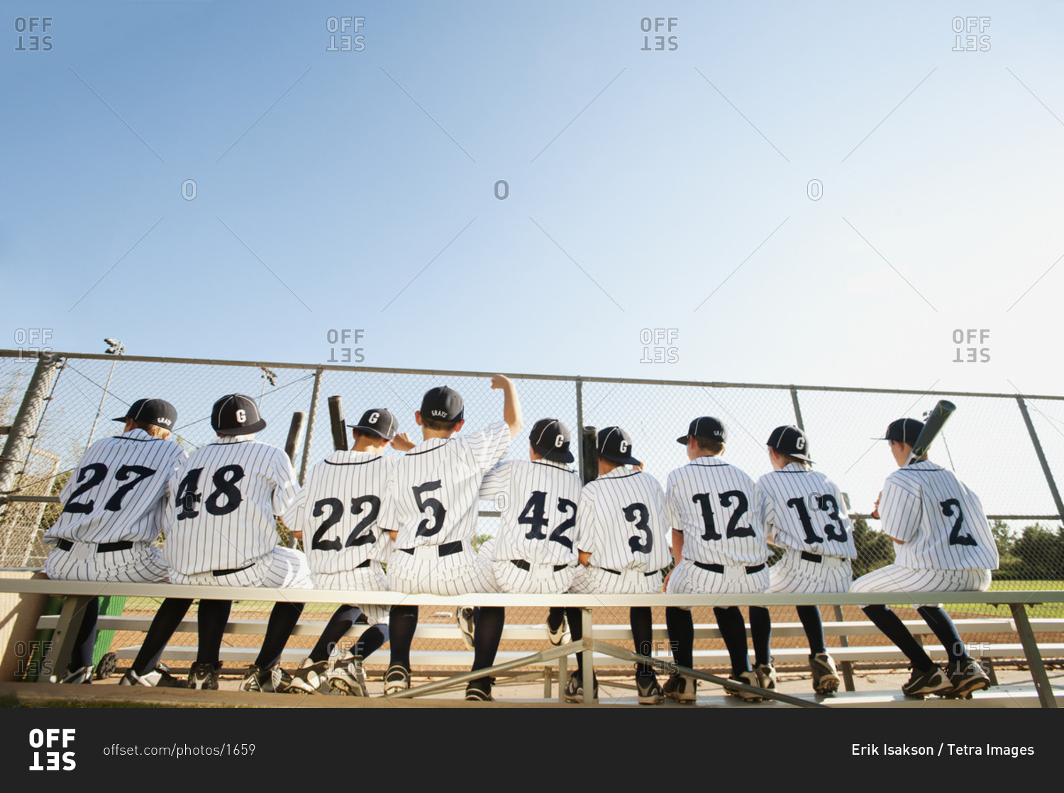USA, California, Ladera Ranch, Boys (10-11) from baseball sitting on bench, rear view