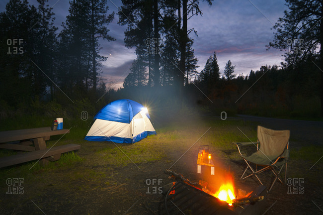 USA, Oregon, Ochoco Mountains, Tent and campfire at dusk
