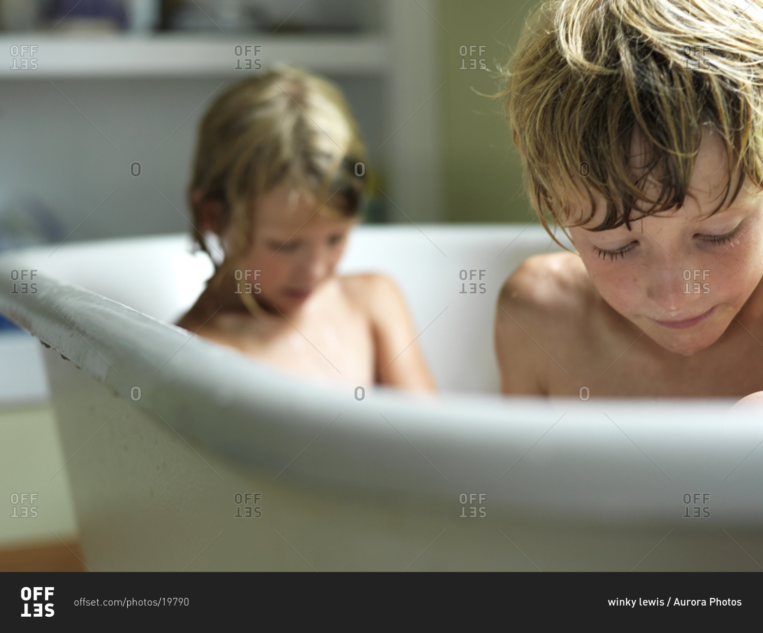 Сестра подсматривает за братом в душе. Сестричка в ванной. Сестренки в ванне. Сестра в ванне. Мальчик. Bath. Time.