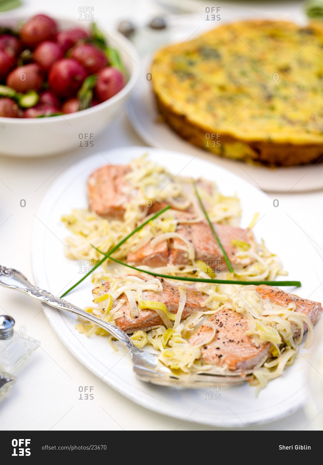 Roasted salmon fillet with pepper and onion, seasoned with chives