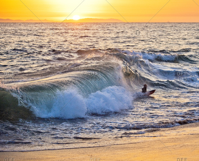 Man surfing in dusk - Offset