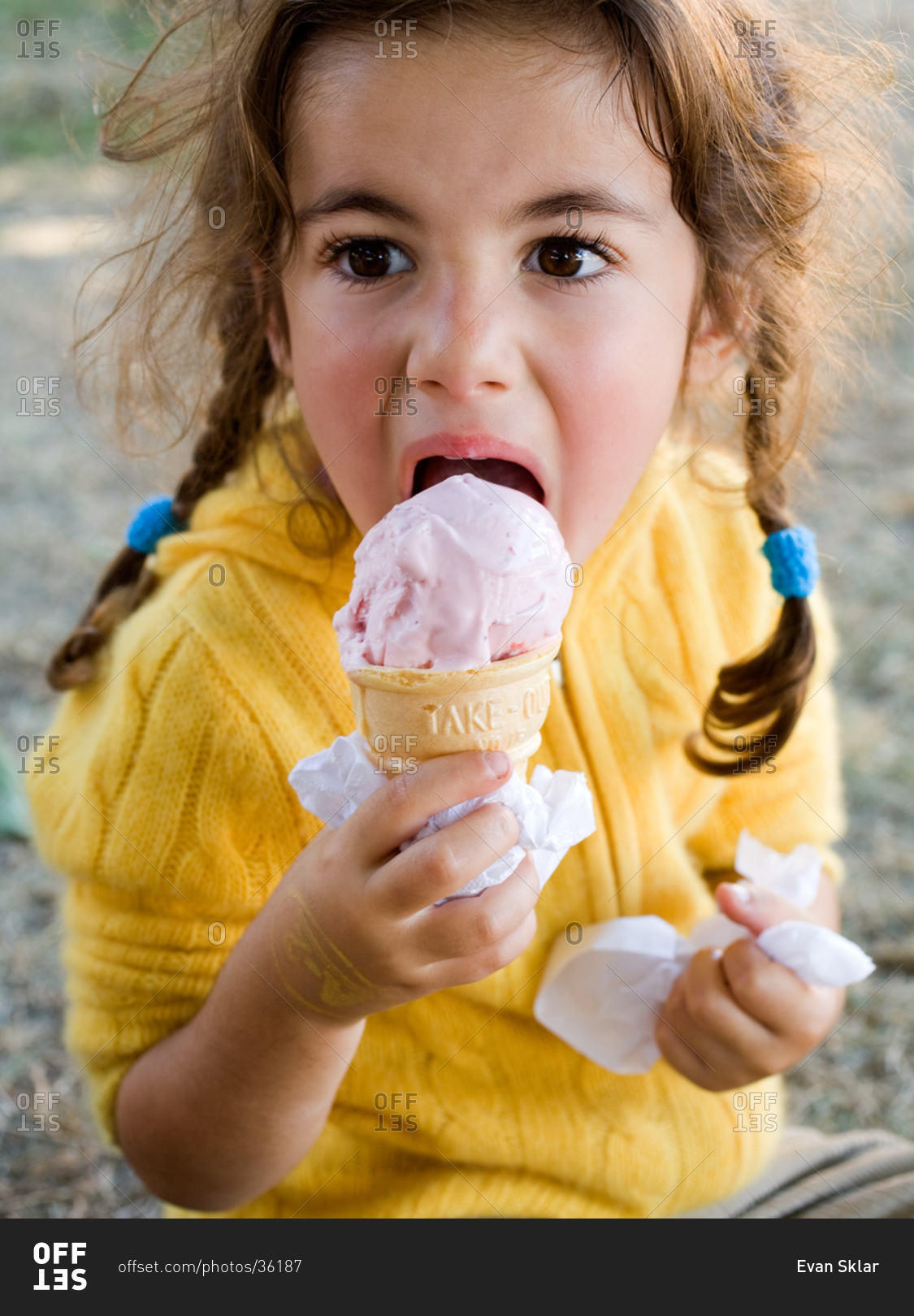 Eating young girls. Мороженое для детей. Девочка мороженое. Ребенок с мороженым. Девушка с мороженым.