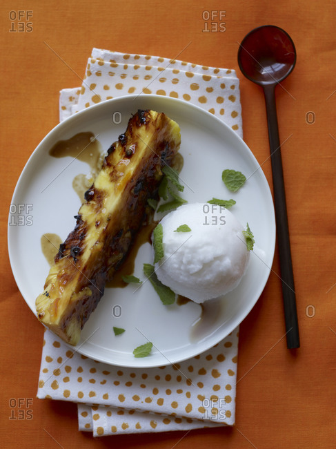 Grilled pineapple with lemon ice cream