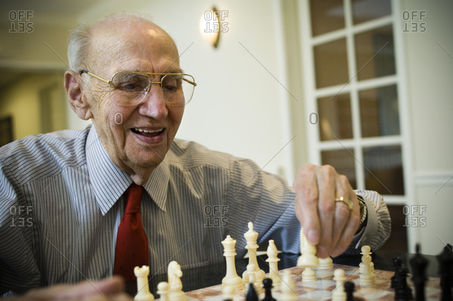 Elderly man playing chess - Offset