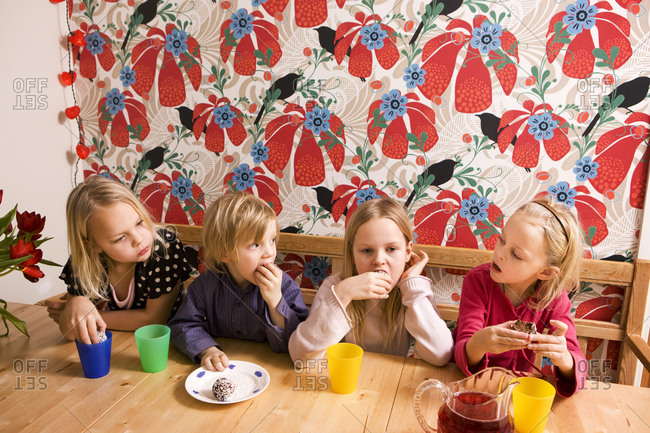 Children eating cookies - Offset Collection