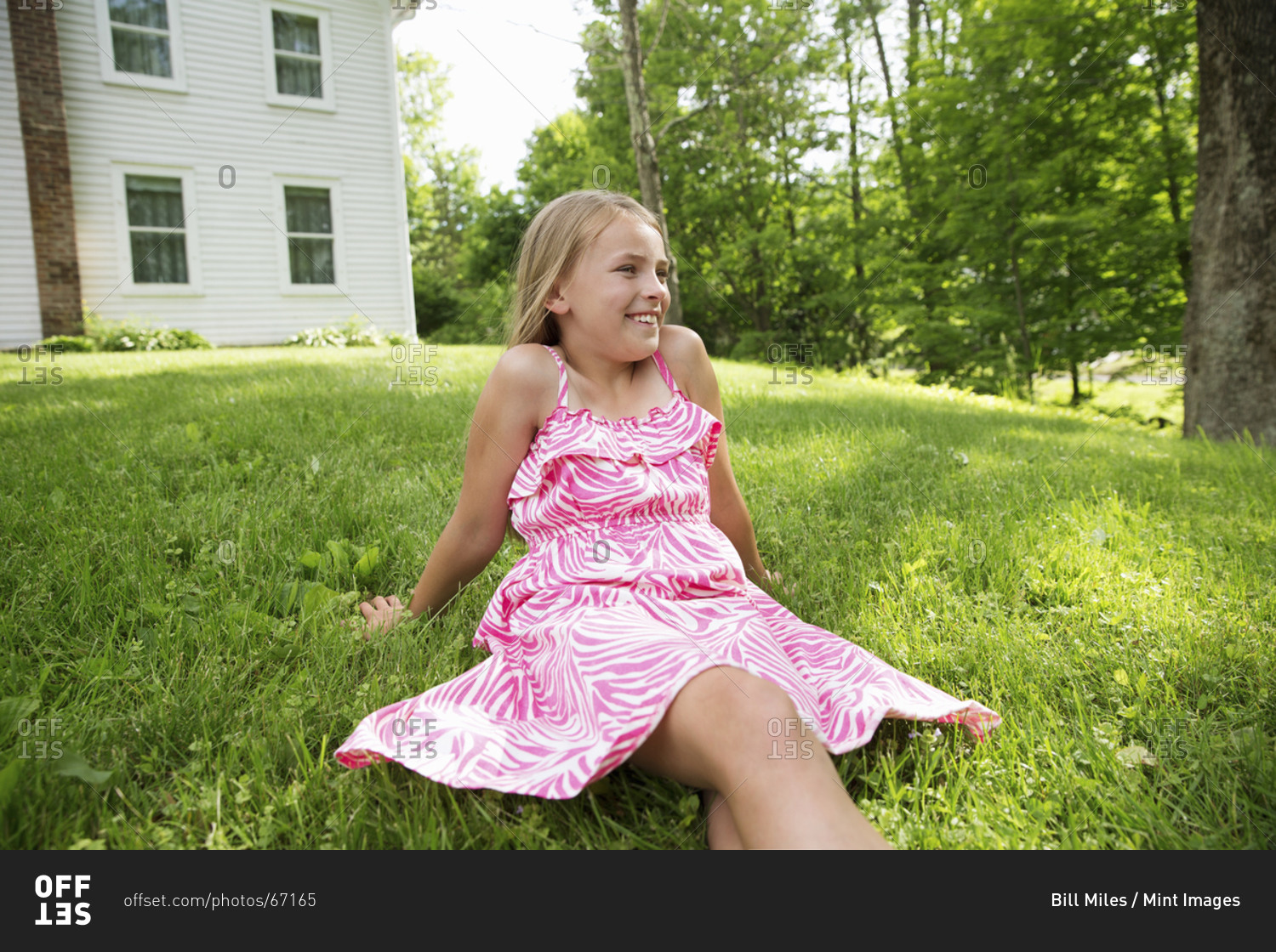 Legs of woman sitting in long grass in summer wearing brightly coloured pink  leggings Stock Photo - Alamy