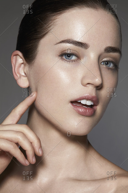 Brunette model wearing light brown lipstick and eye shadow