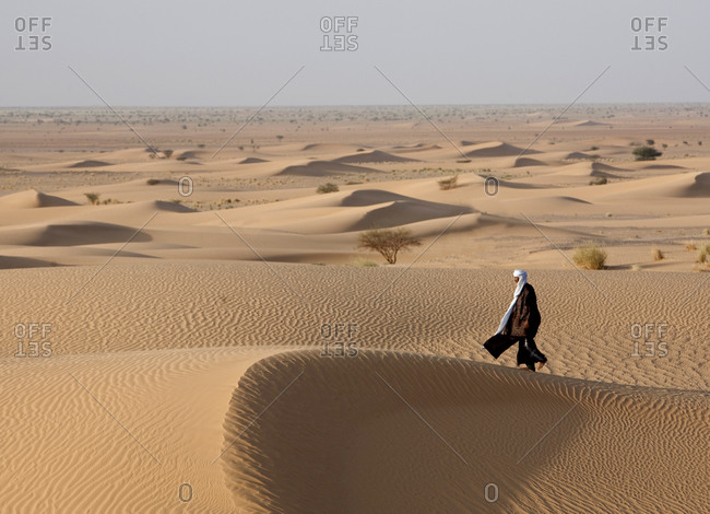 Tuareg man walking the Niger Desert