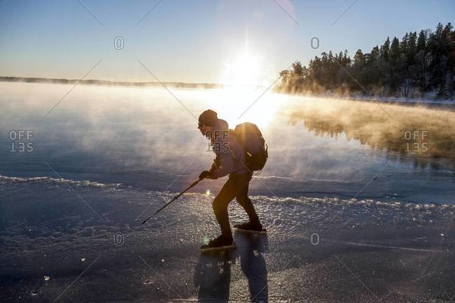 Man long-distance skating on a Swedish coast