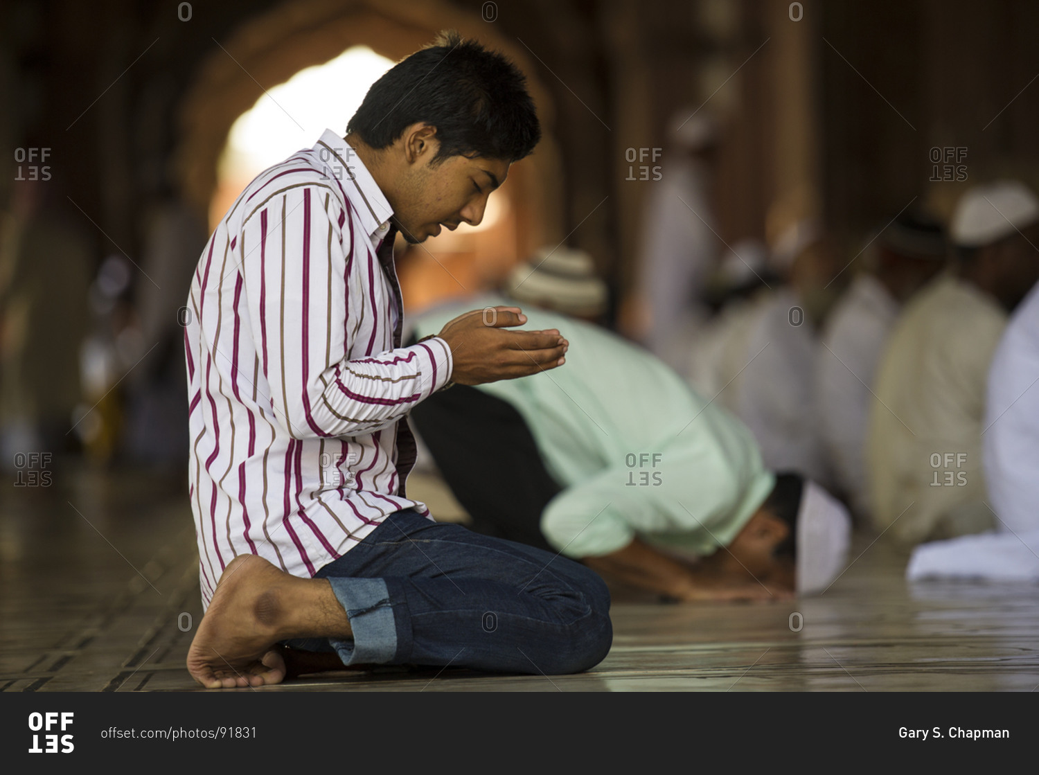Мусульмански свет. Исламский образ жизни. Мусульманин молится. Жизнь мусульман.
