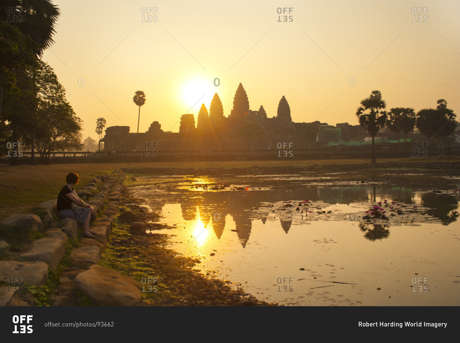 Tourist watching sunrise at Angkor Wat Temple, Angkor Temples, UNESCO World Heritage Site, Siem Reap Province, Cambodia, Indochina, Southeast Asia, Asia