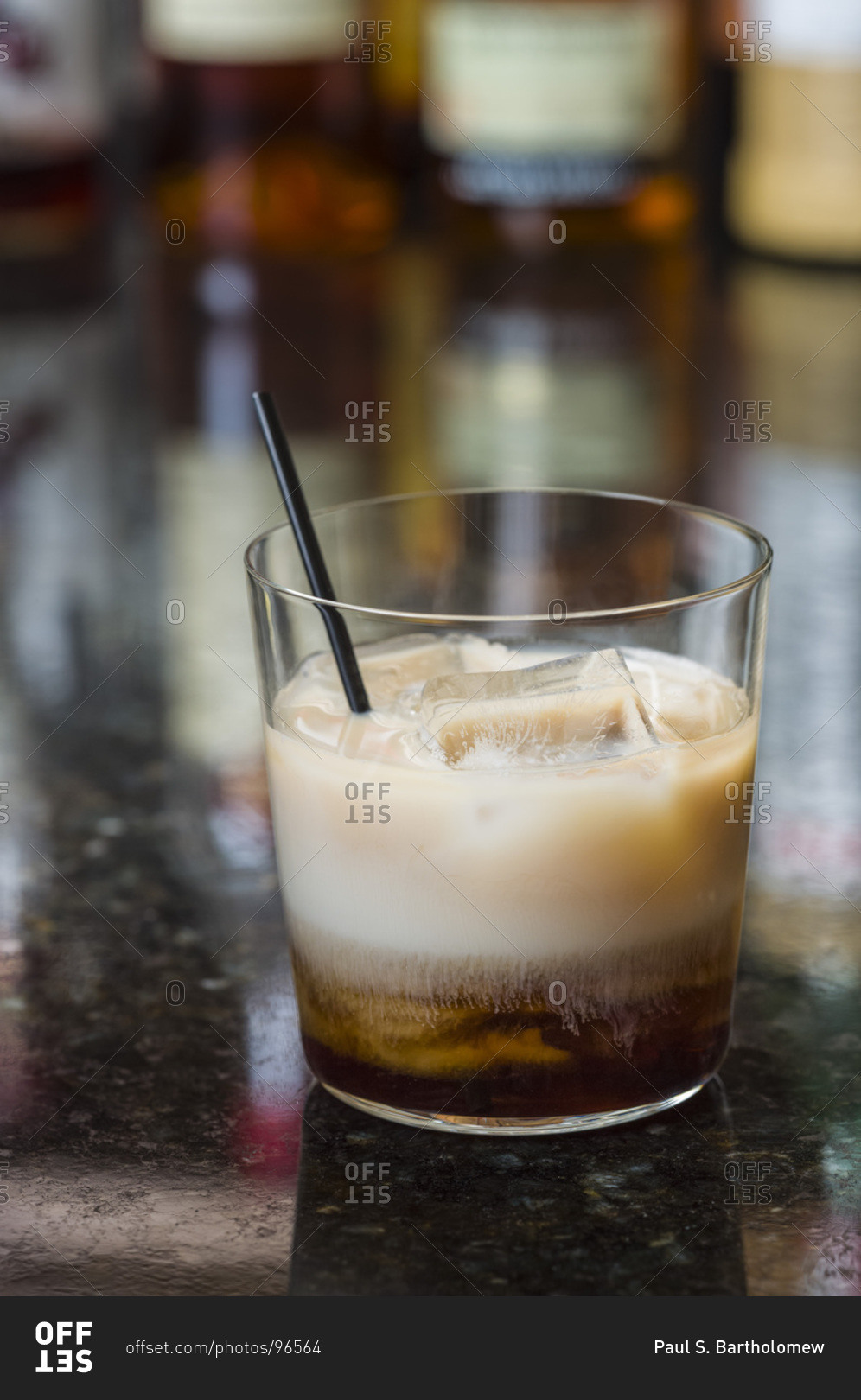 Белый русский рецепт. White Russian коктейль. Коктейли с Калуа. Бейлис и белый русский. Коктейль белый русский АЛКОФАН.