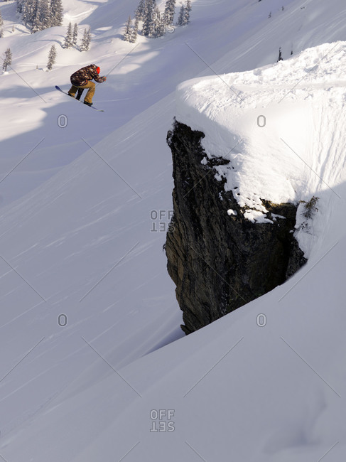 Snowboarding in fresh snow