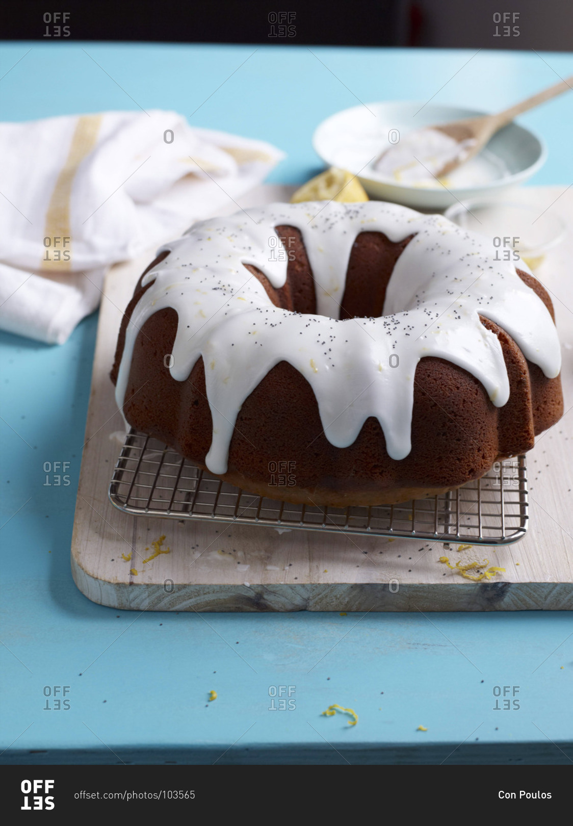 Lemon ad poppy seed bundt cake