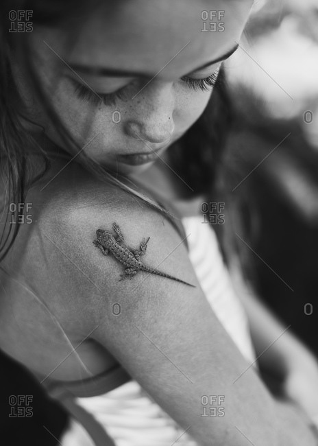 Gecko climbing up on a girl�s shoulder