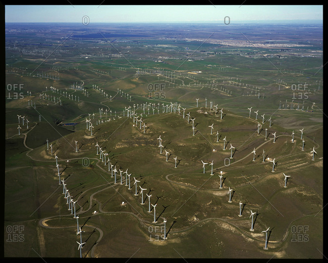 Large field of wind turbines at the Altamont Pass Wind Farm in the eastern edge of the San Francisco Bay Area