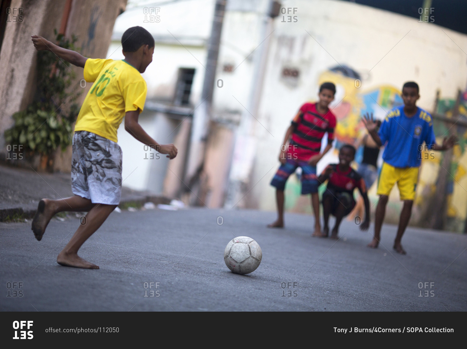 Brazilian children playing football in the streets of Complexo do ...