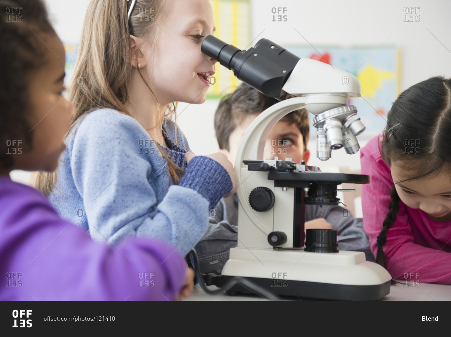 Обида микроскоп. Наблюдение в микроскоп. Микроскоп для детей. Девочка с микроскопом. Ученик с микроскопом.