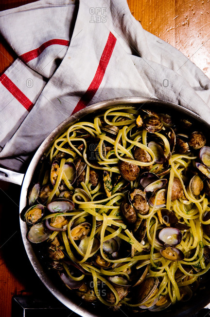 Linguine with clams and fennel